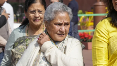 सपा सांसद जया बच्चन का विवादित बयान: कुंभ मेले के गंदे पानी पर हंगामा